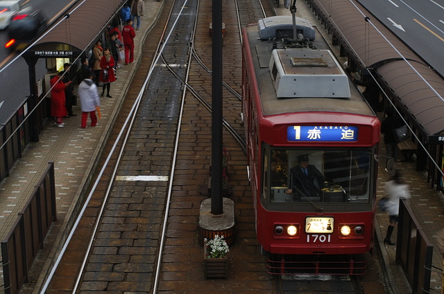 長崎市街の赤い路面電車